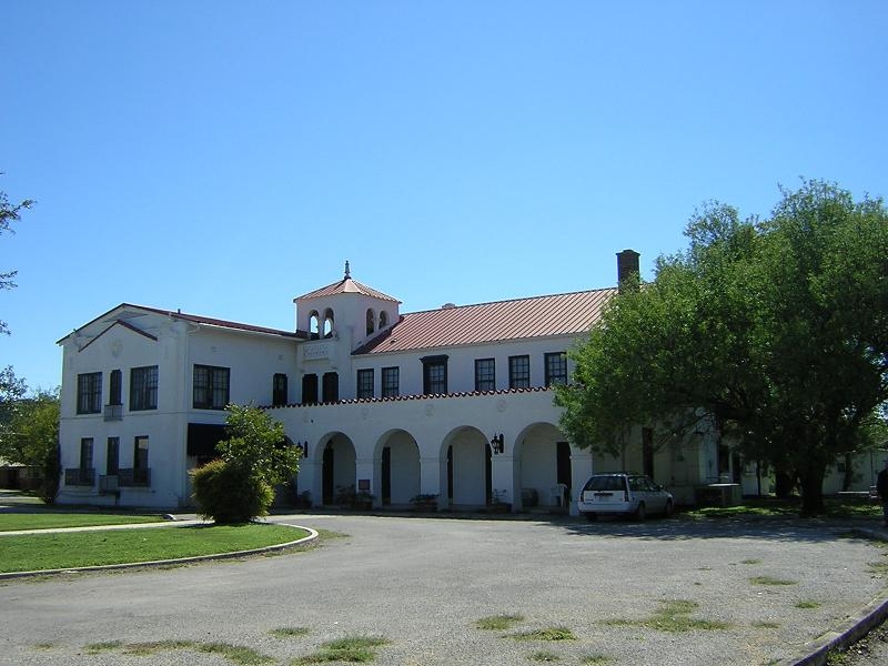 609 College St in Junction, TX - Building Photo