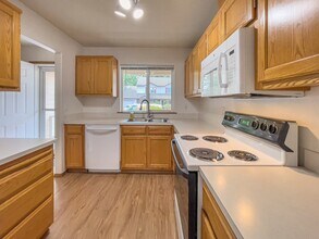 3468 SE Harvey St in Milwaukie, OR - Foto de edificio - Building Photo