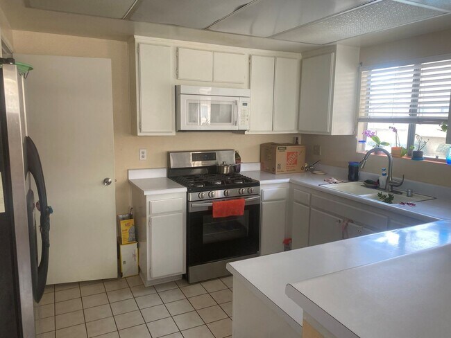 695 County Square Dr in Ventura, CA - Building Photo - Building Photo