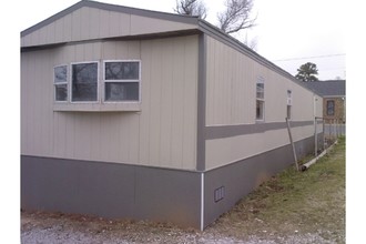 Woodlawn Courts Mobile Home in Denison, TX - Building Photo - Building Photo