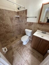 22 SW 5th St, Unit A in Hallandale Beach, FL - Foto de edificio - Building Photo