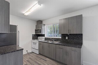 2325 NW 29th St in Miami, FL - Building Photo - Building Photo