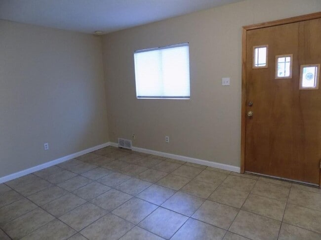 560 Estancia Dr NW in Albuquerque, NM - Building Photo - Building Photo