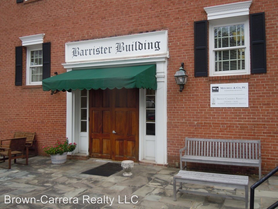 110 E Market St in Leesburg, VA - Building Photo