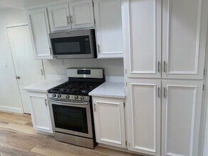 1523 Hopyard Rd in Pleasanton, CA - Foto de edificio - Building Photo