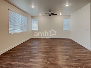 884 N Garnet Creek Ave in Star, ID - Foto de edificio - Building Photo