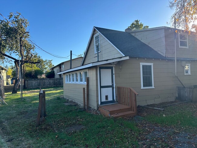 1955 10th St in Springfield, OR - Building Photo - Building Photo