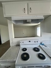 R & B Acacia Apartments in Garden Grove, CA - Foto de edificio - Building Photo