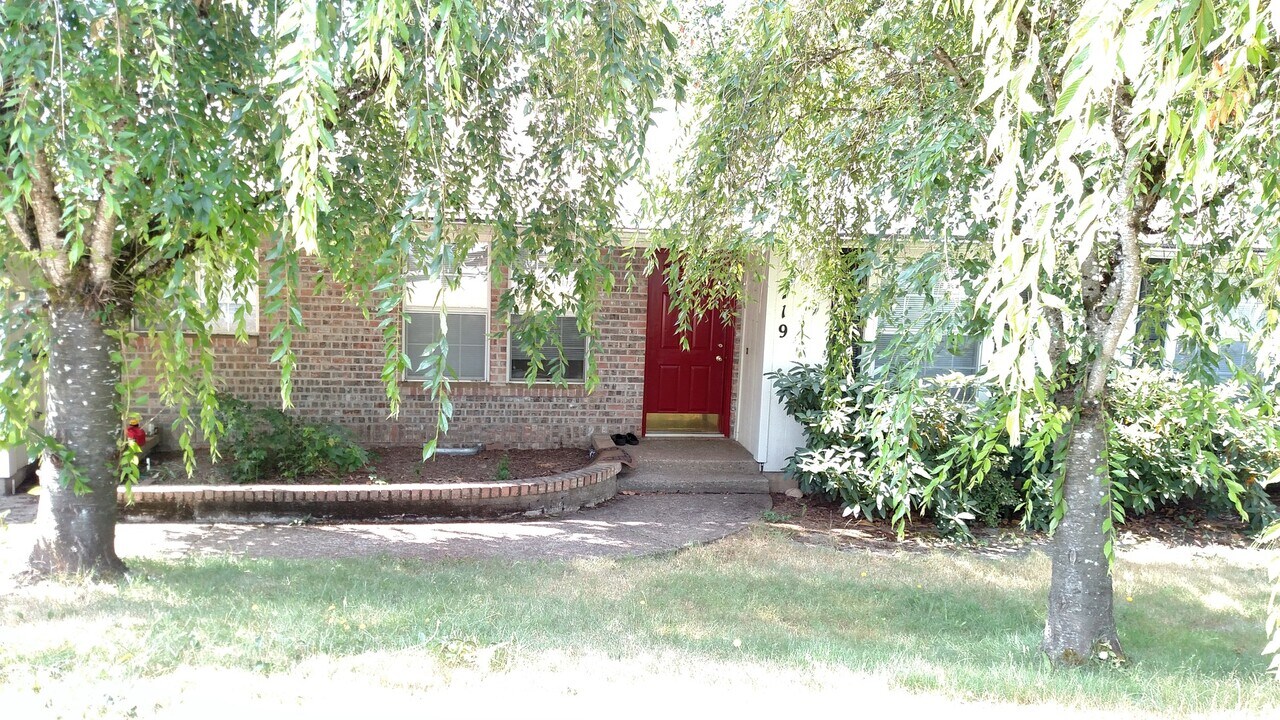 719 SW 1st St in Dundee, OR - Building Photo