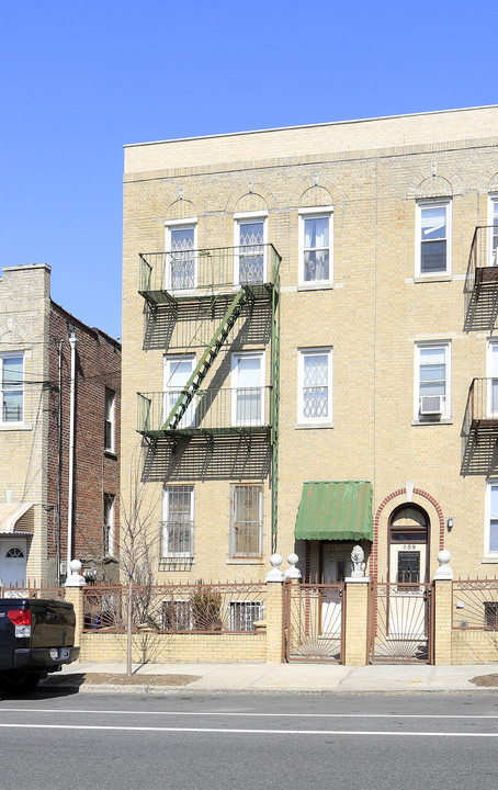 857 E 222nd St in Bronx, NY - Building Photo