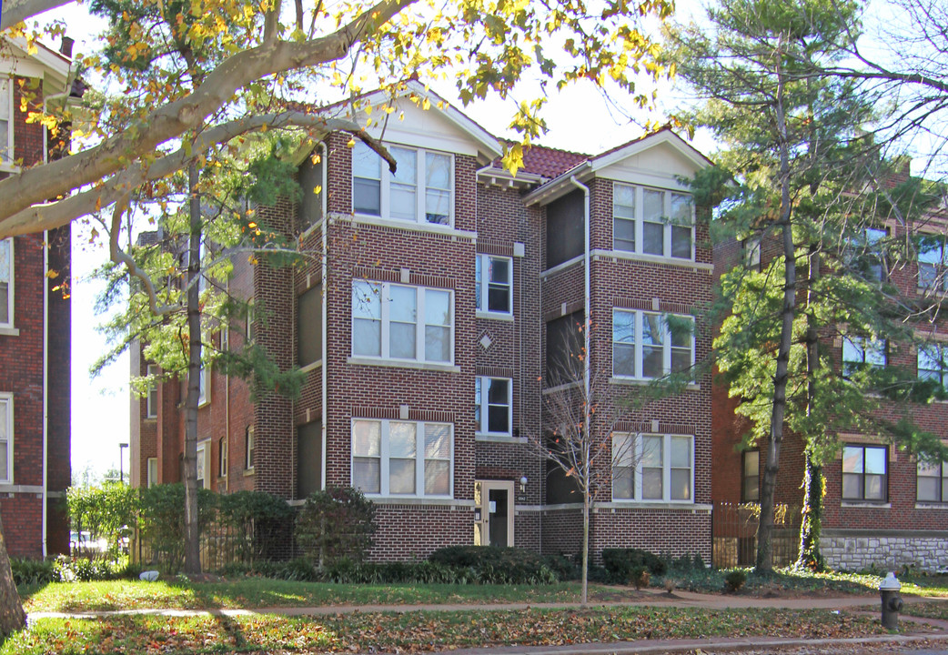 5582 Pershing Ave in St. Louis, MO - Foto de edificio