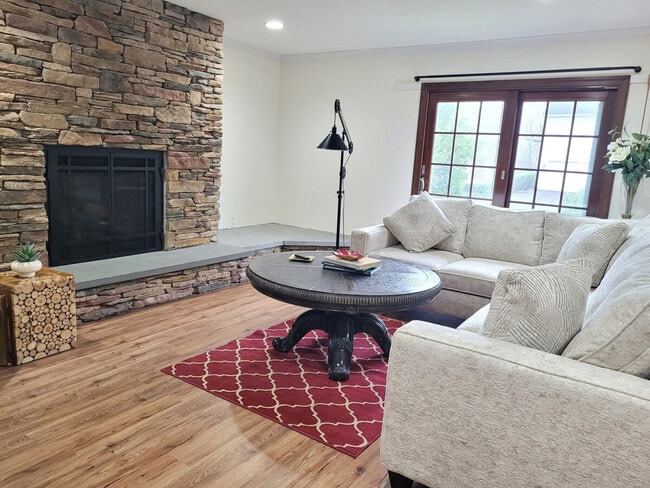 2017 Woodford Rd, Unit SI ID1473420P in Vienna, VA - Foto de edificio - Building Photo