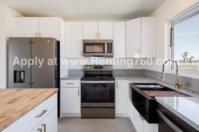 59276 Applegate Way in Landers, CA - Building Photo - Building Photo