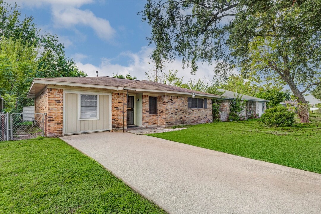 7302 England St in Houston, TX - Building Photo