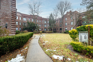 9341 222nd St in Queens Village, NY - Foto de edificio - Building Photo