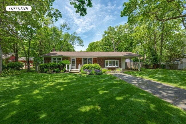 37 Lynncliff Rd in Hampton Bays, NY - Building Photo - Building Photo