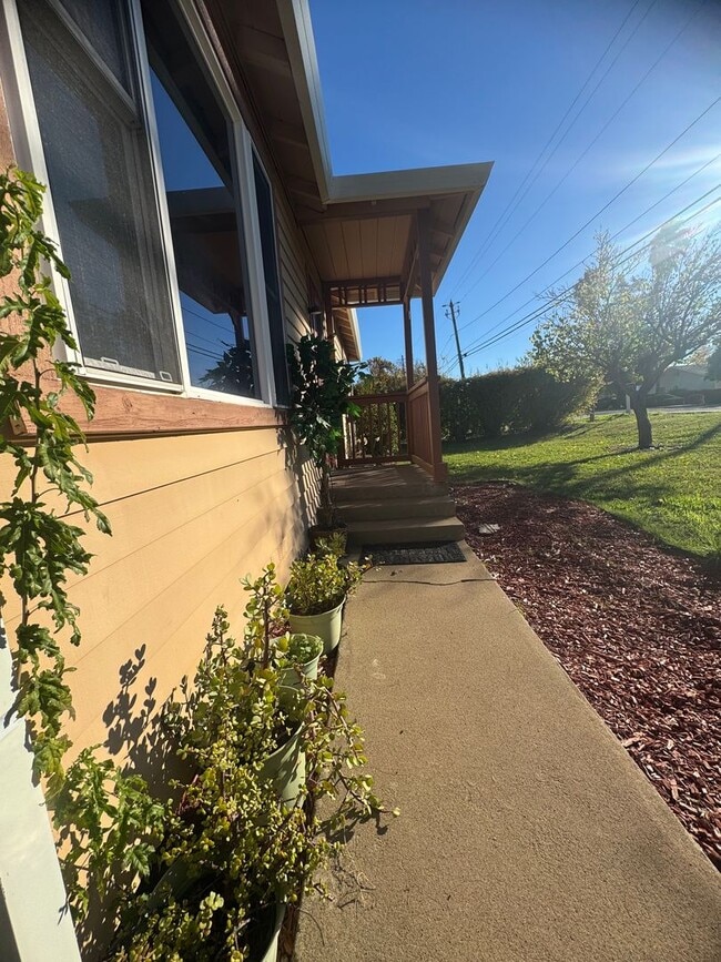 720 Kimball Rd in Red Bluff, CA - Building Photo - Building Photo