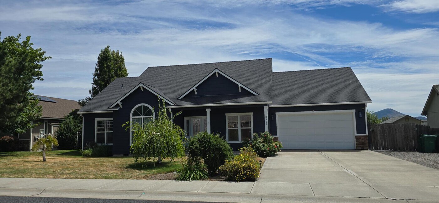 3311 Barnes Way in Klamath Falls, OR - Foto de edificio
