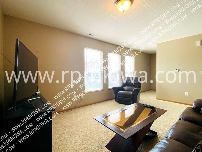 8302 Westown Pkwy in West Des Moines, IA - Building Photo - Building Photo