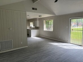 5890 Helbig Rd in Beaumont, TX - Foto de edificio - Building Photo