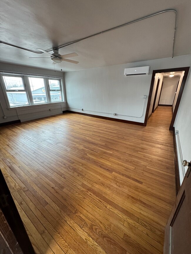 814 Clinton St, Unit UNIT B in Ottawa, IL - Foto de edificio - Building Photo