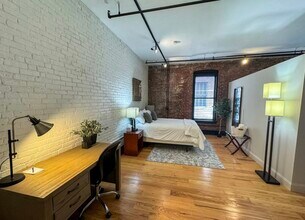 138 Woodland Rd, Unit 6 in Chestnut Hill, MA - Foto de edificio - Building Photo