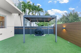 10373 NW 68th Terrace in Doral, FL - Building Photo - Building Photo