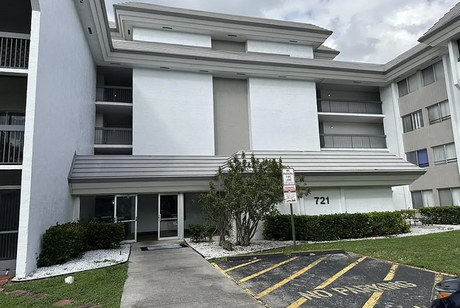 721 N Pine Island Rd, Unit 410 in Plantation, FL - Foto de edificio - Building Photo