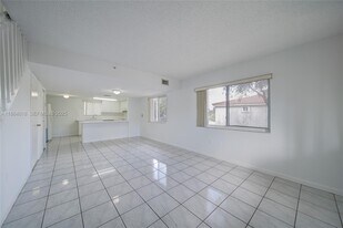551 NW 82nd Ave in Miami, FL - Building Photo