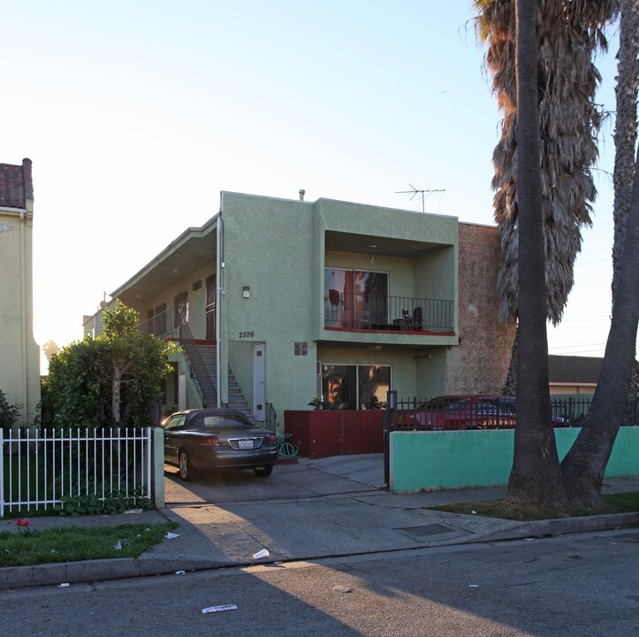 2526 Hillcrest Dr in Los Angeles, CA - Foto de edificio