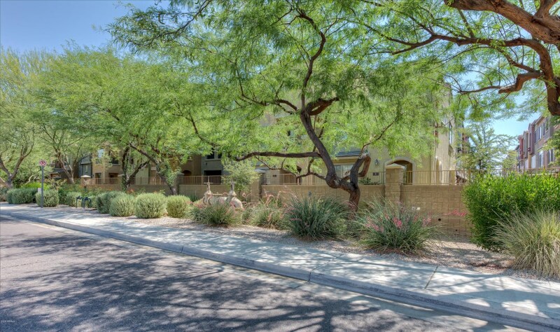 16825 N 14th St in Phoenix, AZ - Foto de edificio