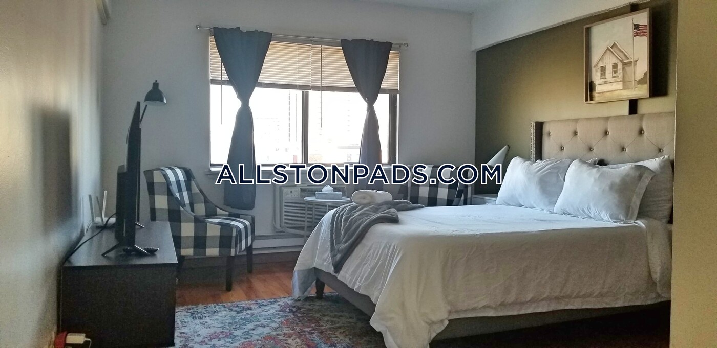1110 Commonwealth Ave in Boston, MA - Building Photo