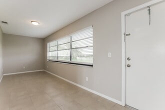1802 Fort Duquesna Dr in Sun City Center, FL - Building Photo - Building Photo