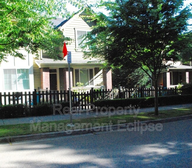 10707 Ross Rd in Bothell, WA - Building Photo - Building Photo