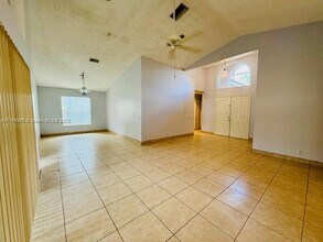 495 Carrington Ln in Weston, FL - Building Photo - Building Photo