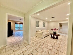 5215 Cheena Dr in Houston, TX - Foto de edificio - Building Photo