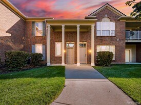 8208 Chesapeake Cir in Commerce Township, MI - Building Photo