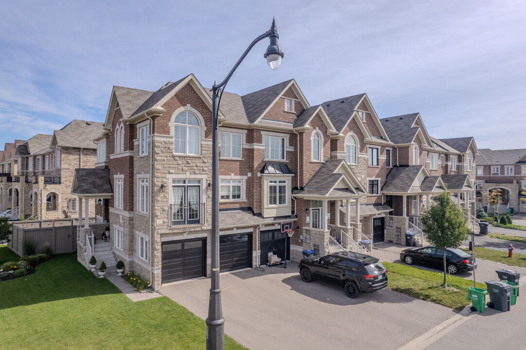 17 Rockman Cres in Brampton, ON - Building Photo