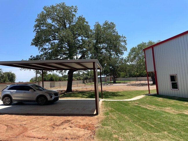 1025 Deer Ln in Azle, TX - Building Photo - Building Photo