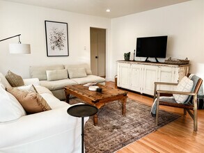 902 Harold Ln in Healdsburg, CA - Building Photo - Building Photo