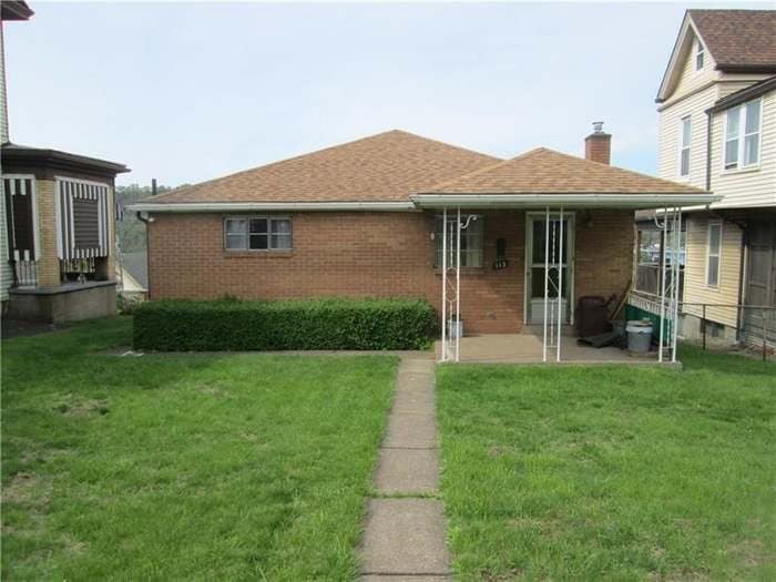 113 Mills St in Braddock, PA - Building Photo