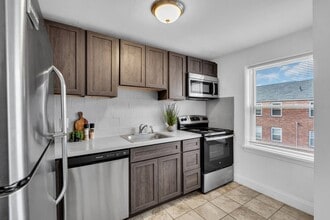 Maple Court Apartments in Wrightstown, NJ - Foto de edificio - Building Photo