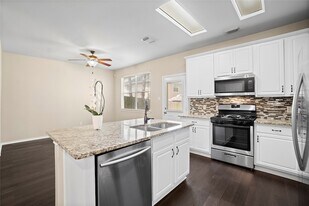 15 Blue Creek Pl in Spring, TX - Building Photo