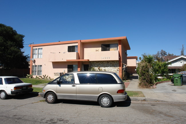 14039 Archwood St in Van Nuys, CA - Building Photo - Building Photo