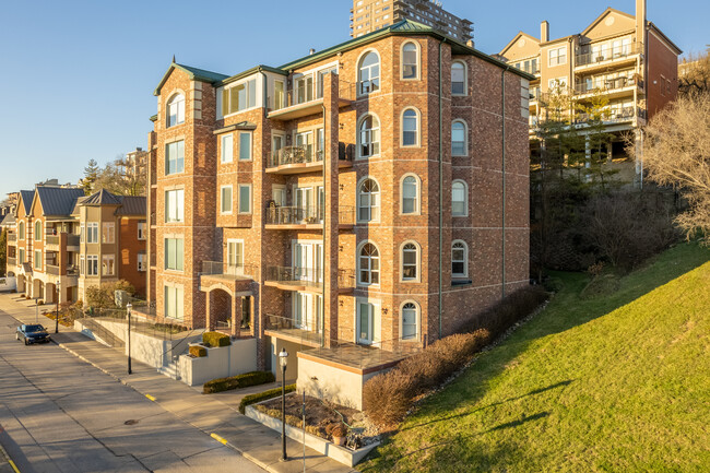 Mt. Adams Incline Condominiums in Cincinnati, OH - Foto de edificio - Building Photo