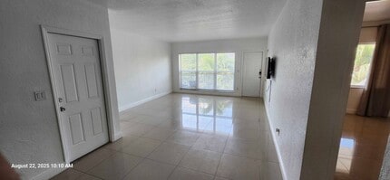 9800 East Bay Harbor Drive in Bay Harbor Islands, FL - Foto de edificio - Interior Photo