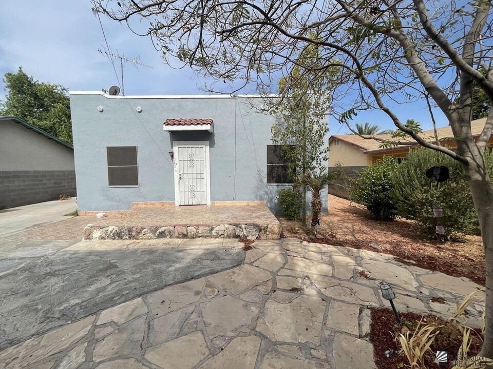 242 S 15th Ave in Yuma, AZ - Building Photo