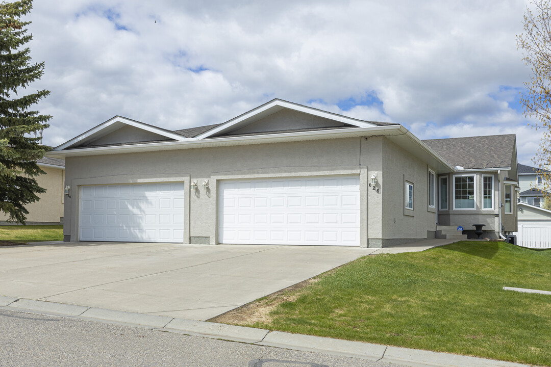 Sheep River Estates in Okotoks, AB - Building Photo