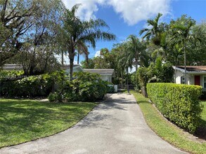 9840 SW 69th Ave in Miami, FL - Building Photo - Building Photo