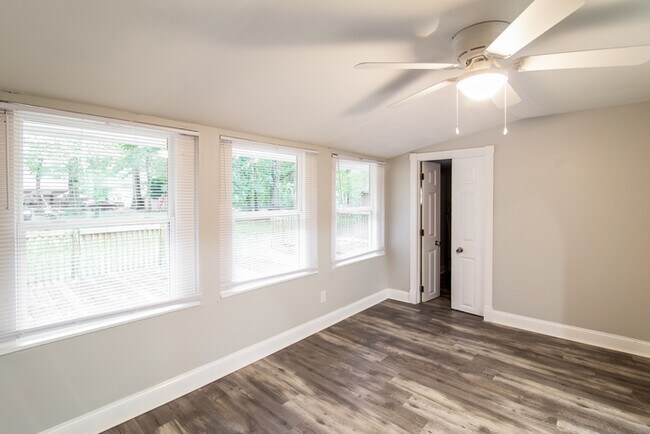 305 Laurel Ave in Goose Creek, SC - Foto de edificio - Building Photo